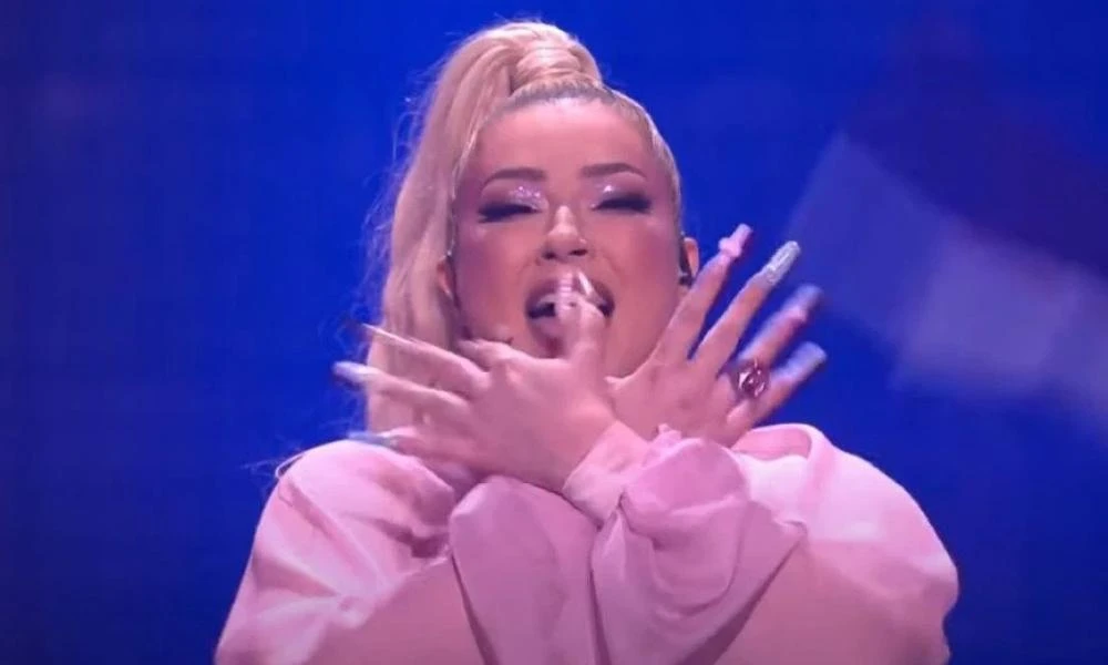 Eurovision 2022: Προκαλεί η τραγουδίστρια της Αλβανίας-Σχημάτισε με τα χέρια της τον αετό